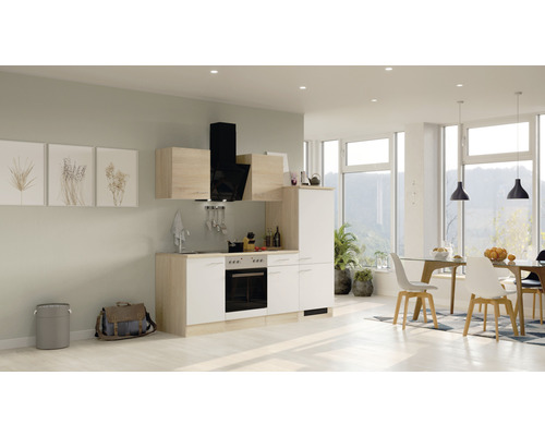 Moderná kuchyňa so svetlými drevenými čelami a čiernym odsávačom pár v jasnom, otvorenom obývacom priestore.