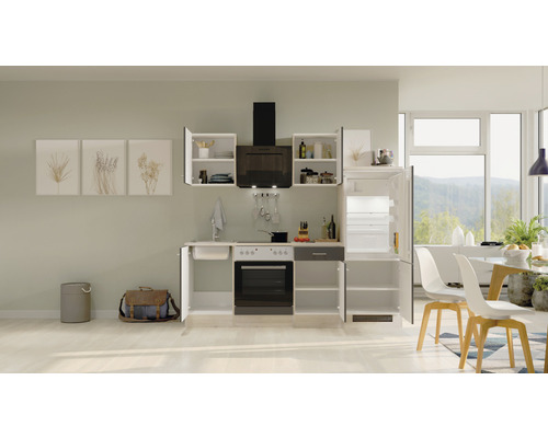 Kompletná kuchynská linka s drezom, sporákom, rúrou, digestorom a chladničkou vo svetlej, modernej kuchyni.