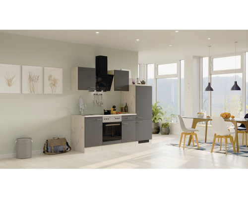 Moderná kuchyňa s jedálenským stolom a stoličkami vo svetlej izbe.