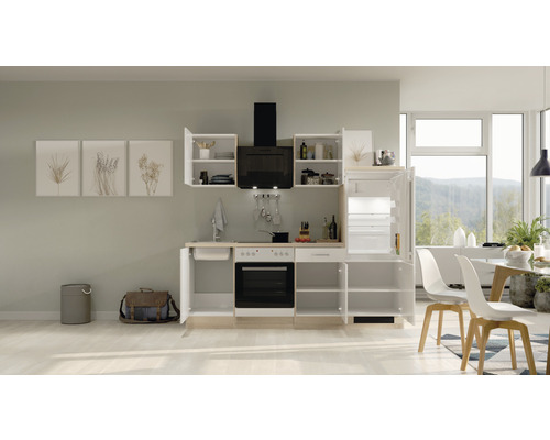 Kompletná kuchynská linka so spotrebičmi, drezom, sporákom, rúrou a digestorom v svetlej miestnosti