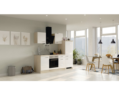 Svetlá kuchyňa s kuchynskou linkou, digestorom a jedálenským kútom