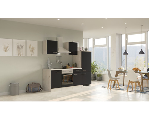 Svetlá kuchyňa s moderným nábytkom a jedálenským kútom