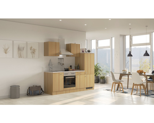 Kuchynská linka so závesnými skrinkami, digestorom a vstavanou rúrou vo svetlej, modernej izbe.