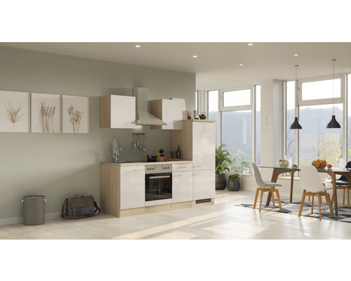 Kuchynská linka s hornými skrinkami, digestorom a jedálenským stolom vo svetlej izbe.