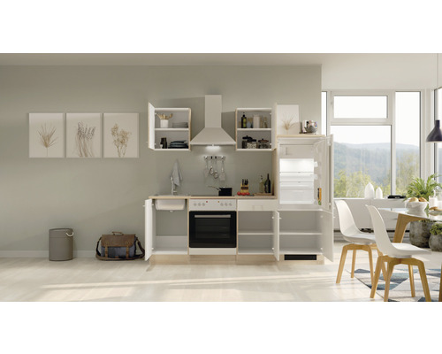 Vstavaná kuchyňa s elektrickými spotrebičmi vo svetlej miestnosti s jedálenským stolom