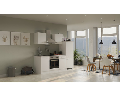 Svetlá kuchyňa s bielymi skriňami a jedálenským stolom v modernom dome