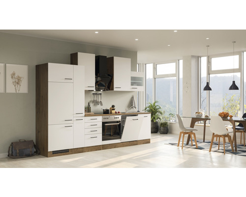 Svetlá kuchyňa so vstavanými skriňami, digestorom a jedálenským kútom s veľkým oknom