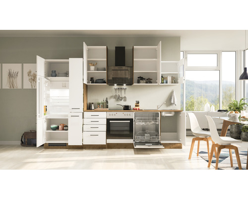 Moderná kuchyňa s bielymi čelami, integrovanými spotrebičmi a otvorenými skrinkami pre svetlú a usporiadanú atmosféru.