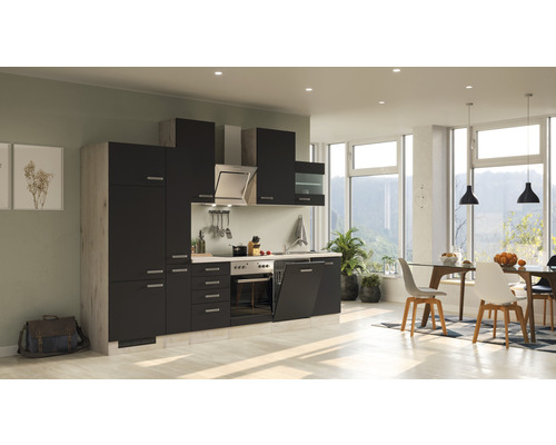 Svetlá kuchyňa s kuchynskou linkou v tmavom drevenom prevedení a jedálenským kútom.