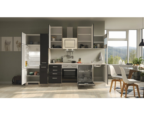 Moderná kuchyňa s otvorenými skrinkami, chladničkou, umývačkou riadu a digestorom