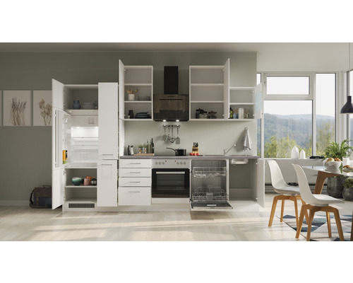 Svetlá kuchyňa so vstavanými spotrebičmi, drezom a odsávačom pár.