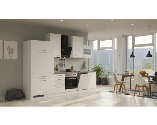 Svetlá kuchyňa s kuchynskými skrinkami, digestorom a jedálenským stolom v modernom obývacom priestore