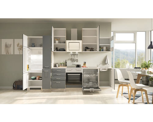 Svetlá kuchyňa s vstavanými skriňami, chladničkou s mrazničkou, sporákom a umývačkou riadu.