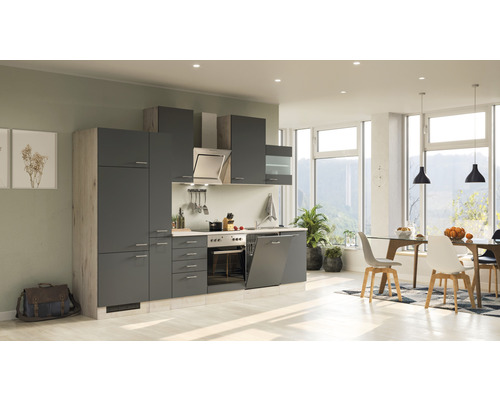 Kompletná vstavaná kuchyňa s kuchynskými skrinkami, elektrickými spotrebičmi a digestorom vo svetlej miestnosti.