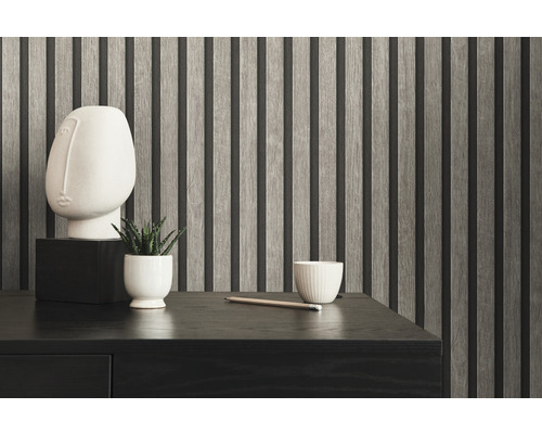 Detailný pohľad na izbu s akcentovou stenou z drevených lamiel, písacím stolom a dekoratívnymi doplnkami.