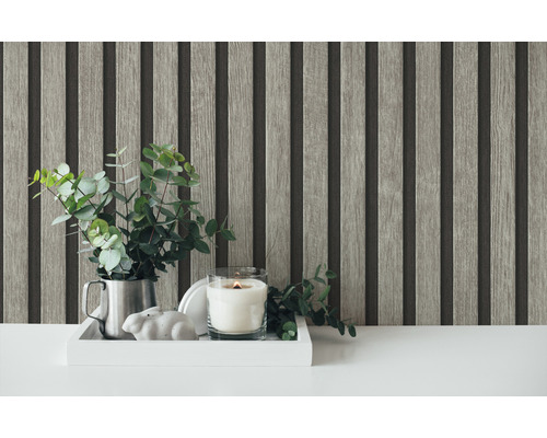 Dekoratívna tapeta s drevenými panelmi so sviečkou a eukalyptom na podnose