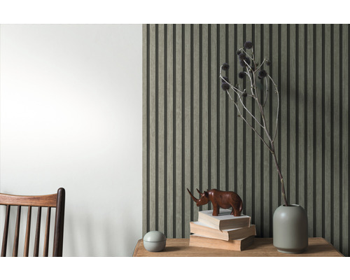 Izbová scéna s nástennými panelmi, hromadou kníh a dekoratívnymi predmetmi na stole