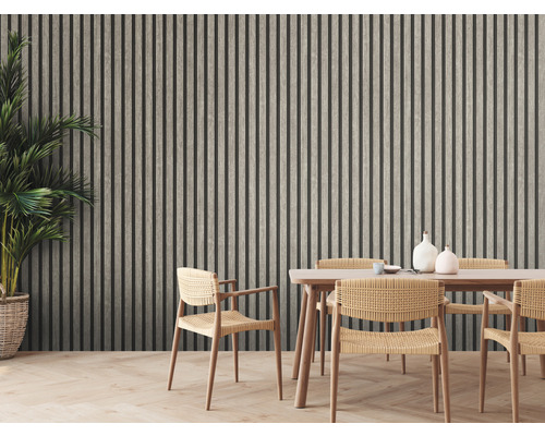 Jedáleň s dreveným stolom, stoličkami a stenovými panelmi s dreveným vzhľadom