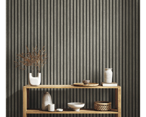 Drevené nástenné panely s dekoratívnymi predmetmi na drevenej polici