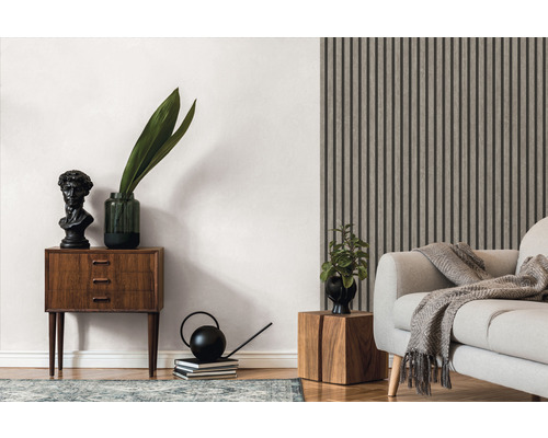 Obývacia izba s nástennými panelmi, komodou a dekoráciou pre moderné obytné prostredie.