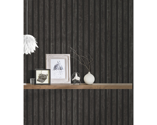 Nástenná dekorácia s tapetou s dreveným obkladom, policou a dekoráciou