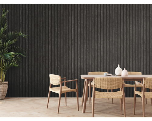 Jedáleň s jedálenským stolom, stoličkami a tmavou drevenou stenou