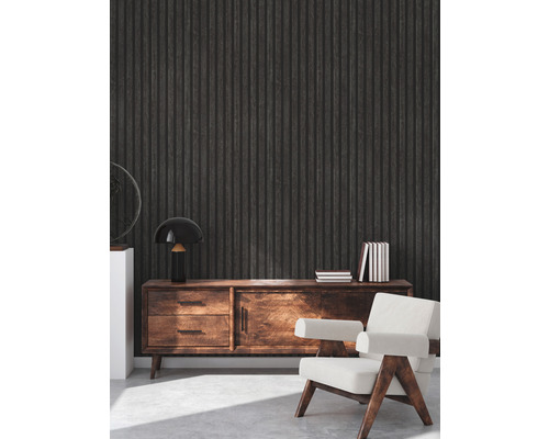 Obývacia izba s tmavou drevenou tapetou, komodou a kreslom