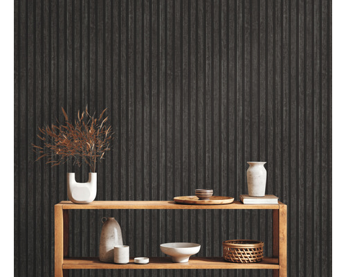 Dekoratívny obklad stien s dreveným obložením a drevený regál s vázami