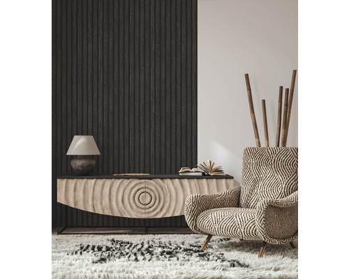 Obývacia izba s komodou, lampou, kreslom a kobercom pre útulnú atmosféru.