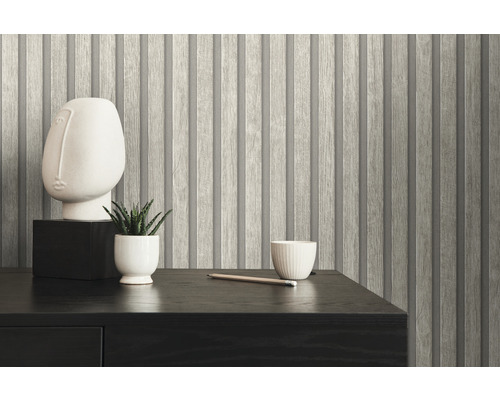 Detailný záber tapety s drevenými panelmi s dekoratívnymi prvkami na stole