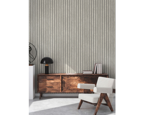 Obývacia izba s ryhovanou tapetou, komodou a kreslom