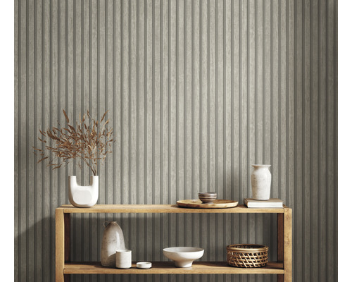 Dekoratívna stena s tapetou s drevenými panelmi a odkladací stolík s dekoratívnymi predmetmi