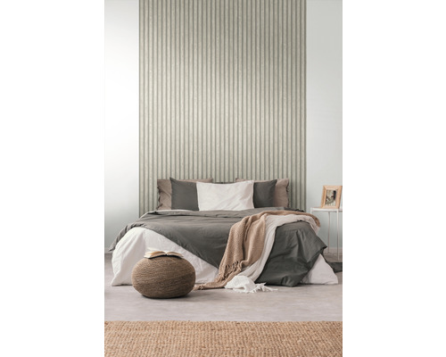 Spálňa s posteľou pred stenou s rebrovanou tapetou