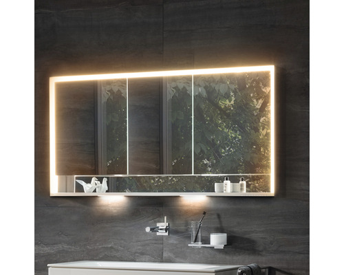 Kúpeľňa s osvetlenou zrkadlovou skrinkou, poličkou a kúpeľňovými doplnkami