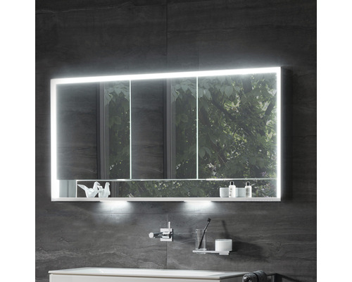 Osvetlená zrkadlová skrinka s poličkou v kúpeľni.