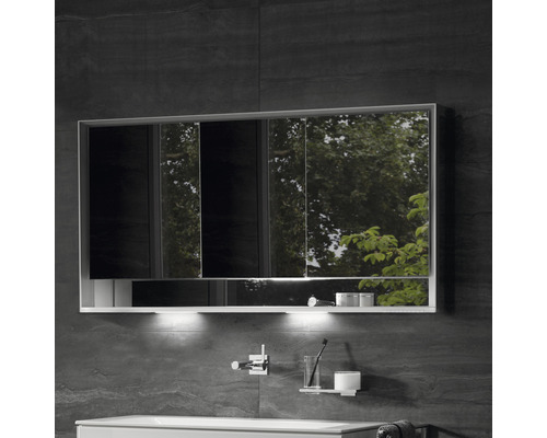 Kúpeľňová scéna so zrkadlovou skrinkou a osvetlením