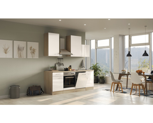 Svetlá kuchyňa s vstavanými spotrebičmi a jedálenským priestorom v modernom dizajne.