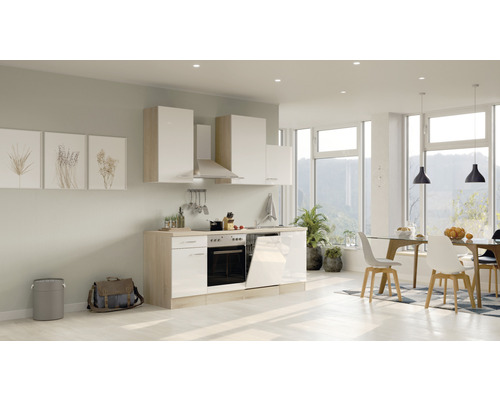 Svetlá kuchyňa s hornými a dolnými skrinkami, odsávačom pár a vstavanými spotrebičmi v moderne zariadenej izbe.