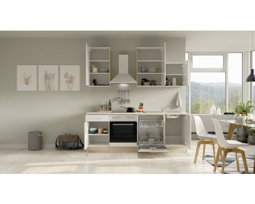 Kuchynská linka s umývačkou riadu, sporákom, digestorom a závesnými skrinkami vo svetlej kuchyni.