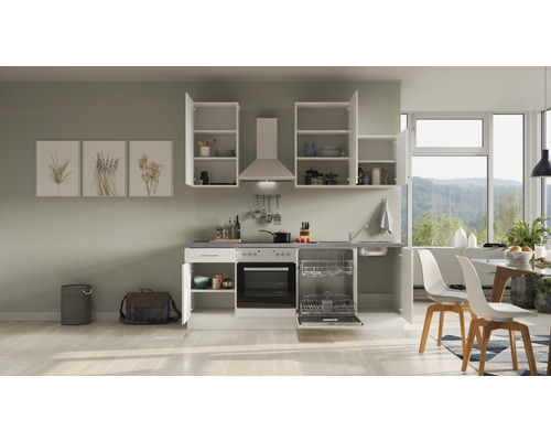 Kompletná kuchynská linka so vstavaným drezom, umývačkou riadu, rúrou a závesnými skrinkami vo svetlej, priestrannej kuchyni.