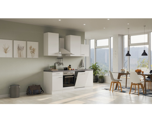 Svetlá kuchyňa s bielymi skriňami, digestorom a jedálenským kútom