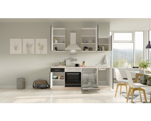 Svetlá kuchyňa s kuchynskými skrinkami, sporákom, drezom a umývačkou riadu v priestrannej izbe.