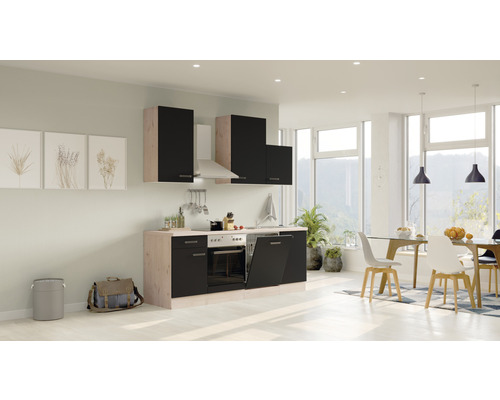 Svetlá kuchyňa s hornými a dolnými skrinkami, digestorom a vstavanými spotrebičmi vo svetlej miestnosti.