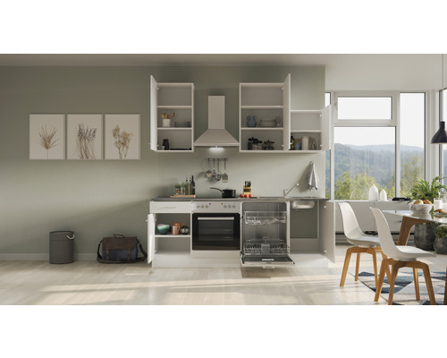 Svetlá kuchyňa so vstavanými skrinkami, drezom, umývačkou riadu a jedálenským stolom