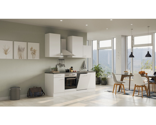 Svetlý moderný kuchynský dizajn s bielymi skrinkami, jedálenským stolom a stoličkami v priestrannej izbe.