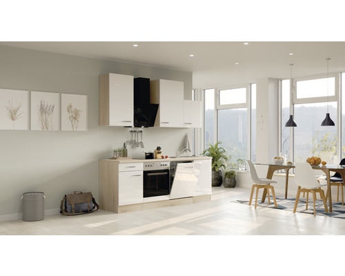 Moderná vstavaná kuchyňa vo svetlej izbe s jedálenským kútom.