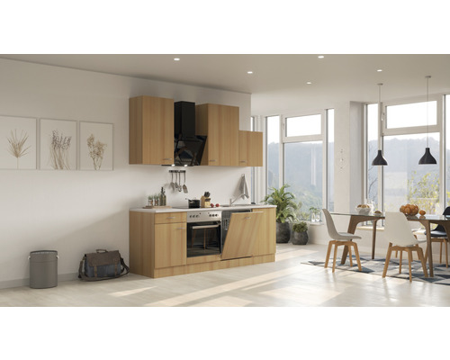 Svetlá kuchyňa so vstavanými skriňami, digestorom a jedálenským stolom v priestrannej izbe.