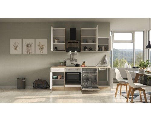 Kuchynská linka s elektrospotrebičmi, hornými skrinkami a jedálenským stolom vo svetlej miestnosti