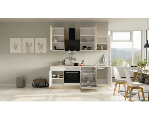 Vstavaná kuchyňa s elektrickými spotrebičmi a otvorenými dvierkami skriniek vo svetlej miestnosti.