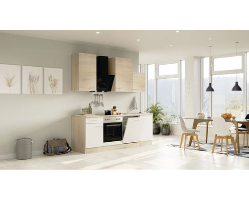 Svetlá kuchyňa s vstavanými spotrebičmi, kuchynskými skrinkami a jedálenským priestorom v priestrannej izbe.